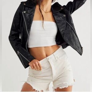 NEW FREE PEOPLE - Mid Rise distressed denim white shorts Makai size 27 and 31